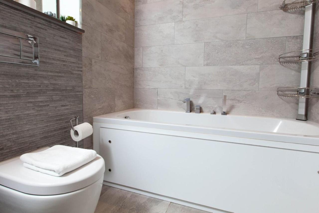 Luxurious - Sleeps 6 *