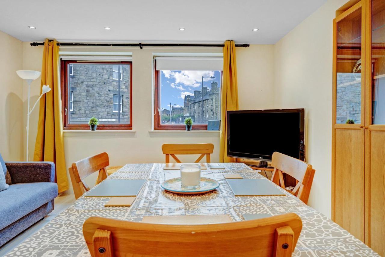 Modern & Spacious 3 Bedroom In Heart Of - Private Car Park On Site & Stunning Views Of Arthur Seat - Sleeps 10 Apartment Edinburgh