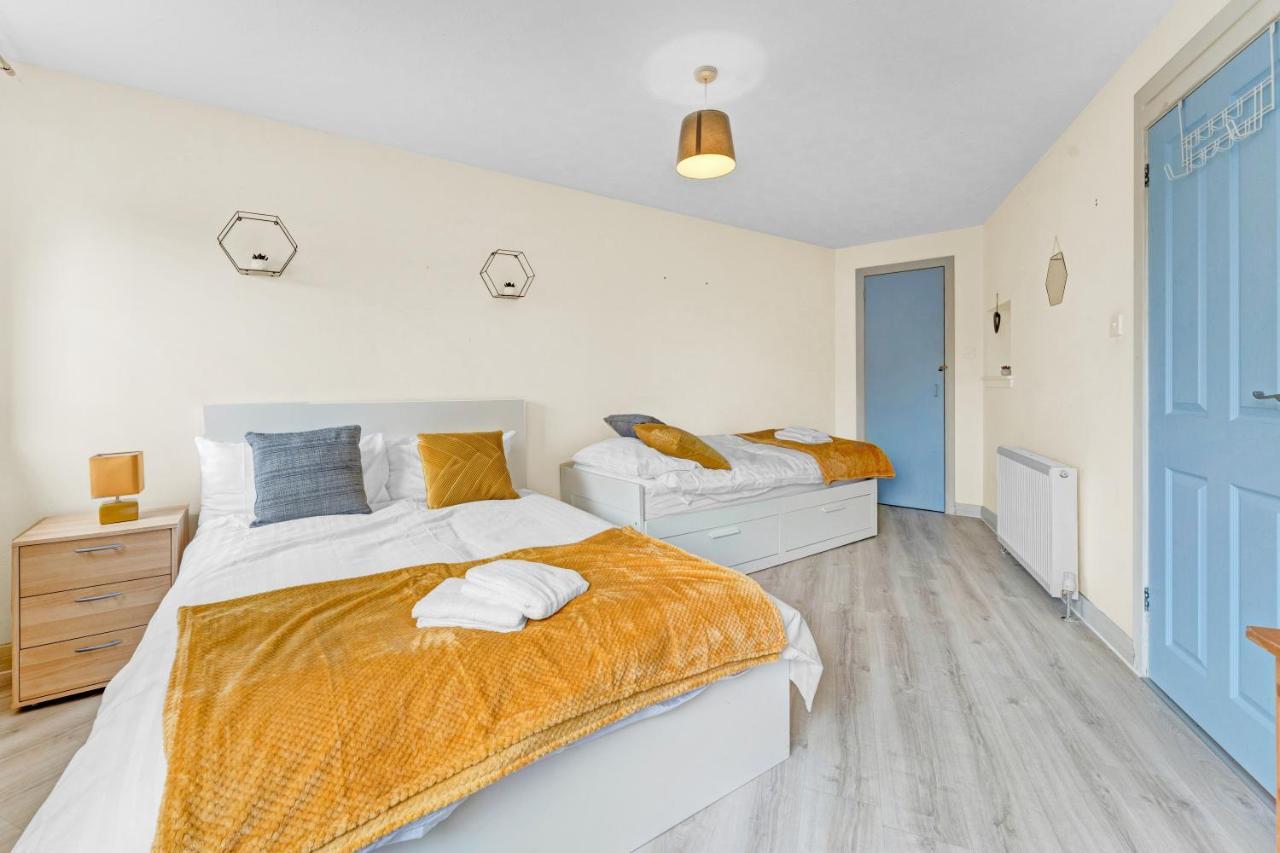 Modern & Spacious 3 Bedroom In Heart Of - Private Car Park On Site & Stunning Views Of Arthur Seat - Sleeps 10