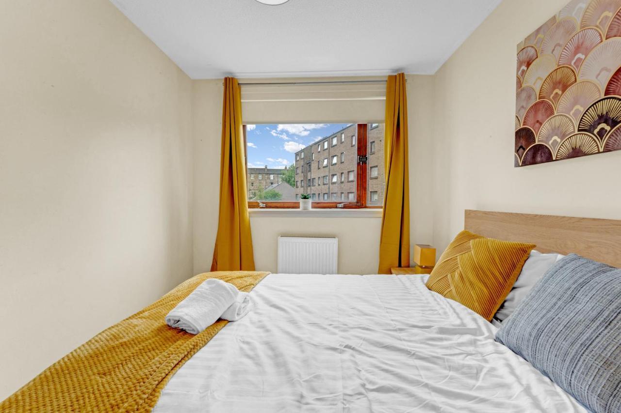 Modern & Spacious 3 Bedroom In Heart Of - Private Car Park On Site & Stunning Views Of Arthur Seat - Sleeps 10 *