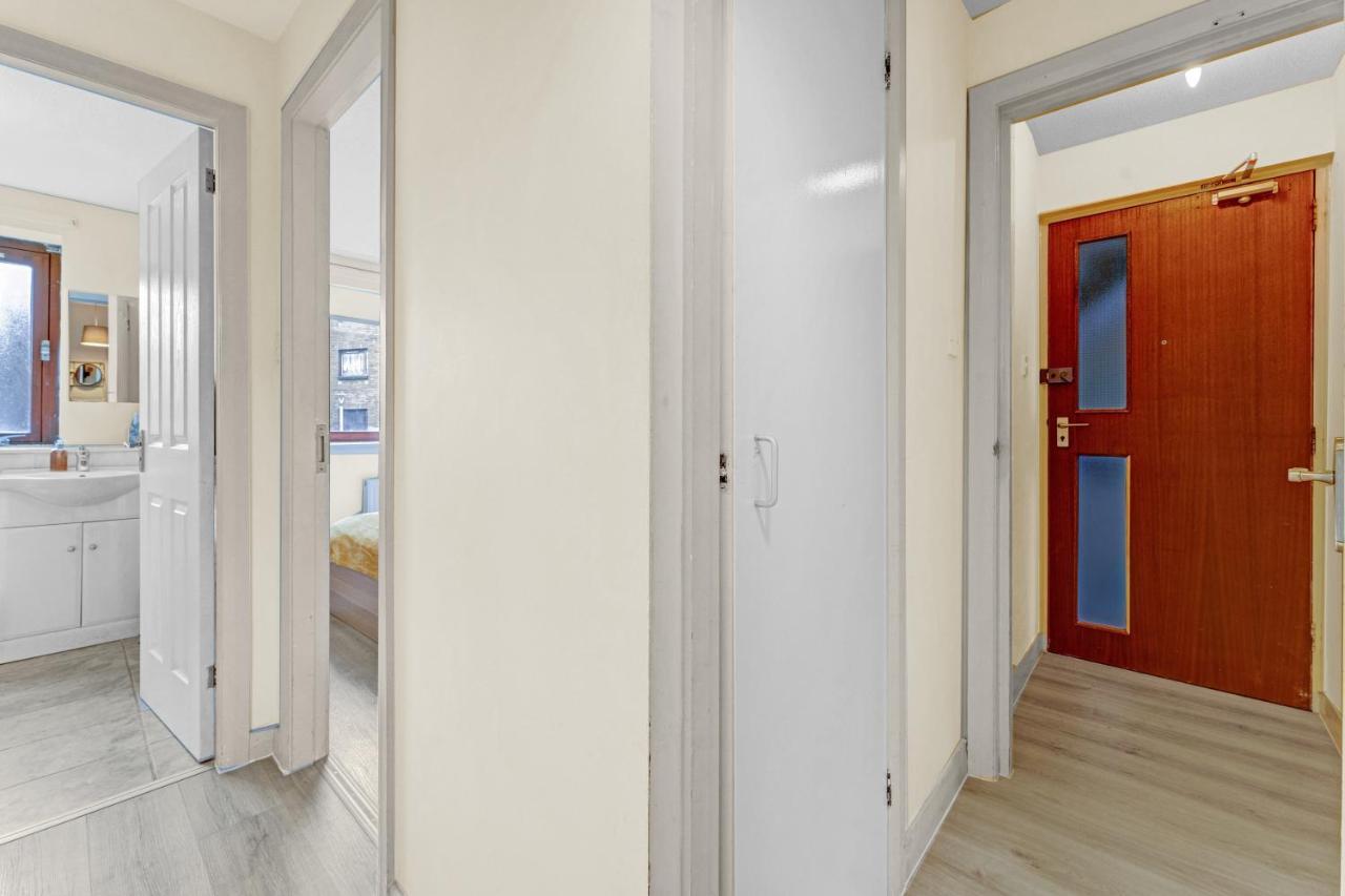 Modern & Spacious 3 Bedroom In Heart Of - Private Car Park On Site & Stunning Views Of Arthur Seat - Sleeps 10 Edinburgh