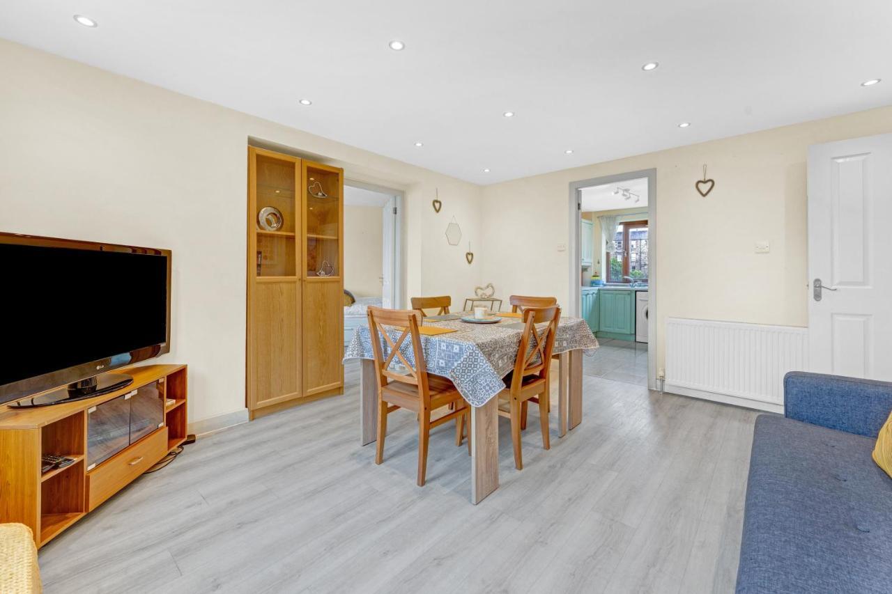 Modern & Spacious 3 Bedroom In Heart Of - Private Car Park On Site & Stunning Views Of Arthur Seat - Sleeps 10 Apartment *