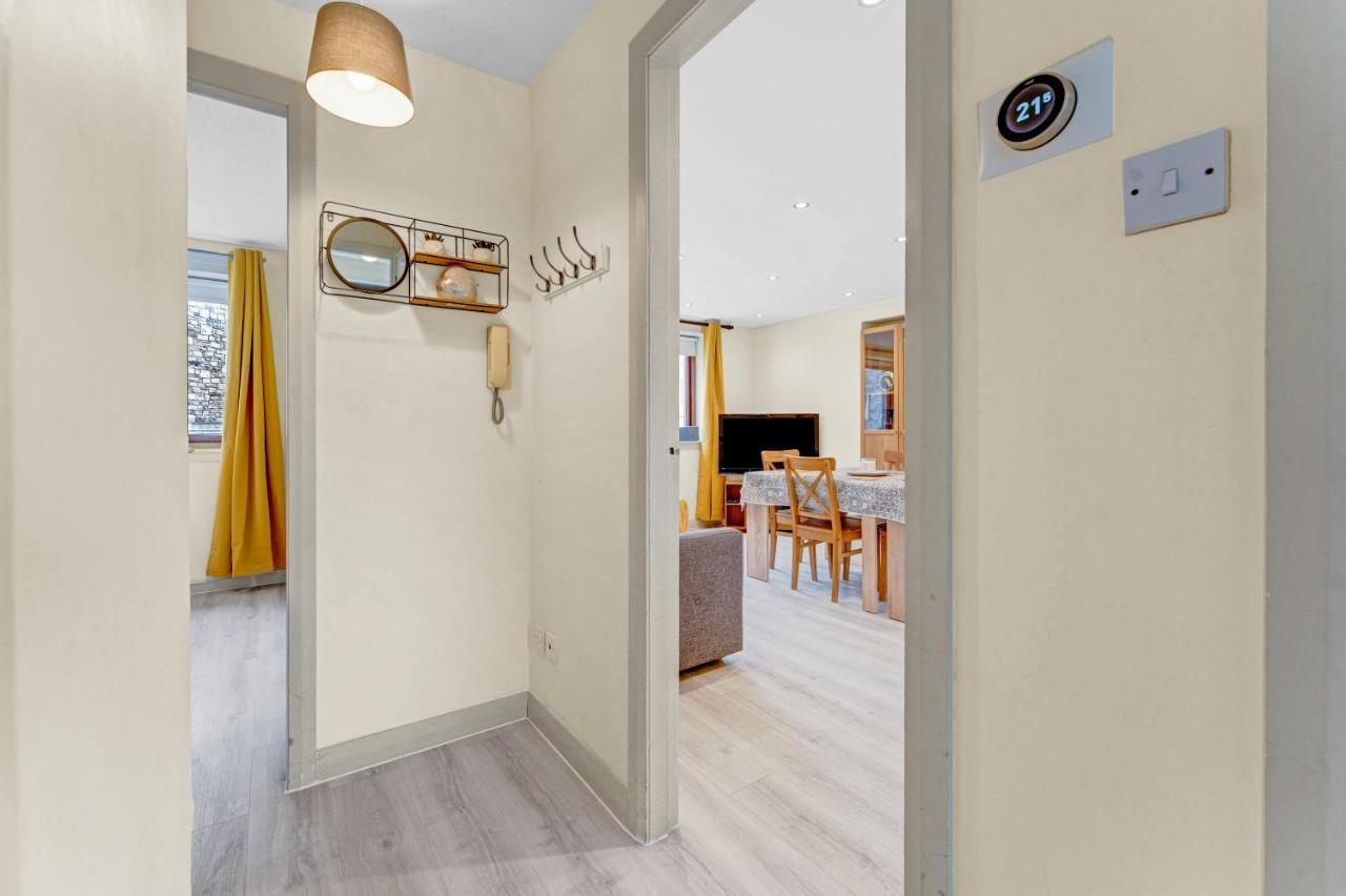 Modern & Spacious 3 Bedroom In Heart Of - Private Car Park On Site & Stunning Views Of Arthur Seat - Sleeps 10 Apartment Edinburgh