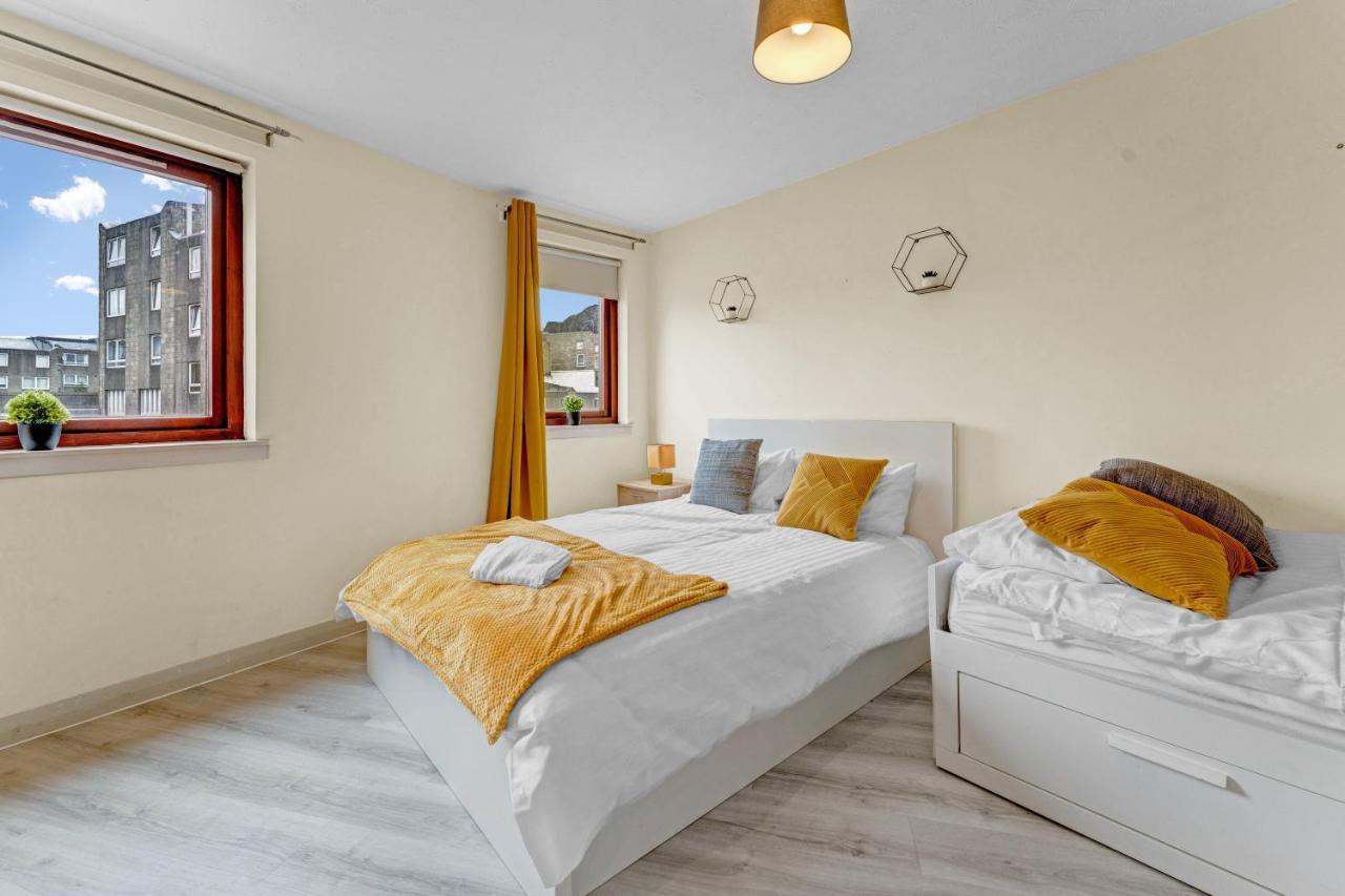 Apartment Modern & Spacious 3 Bedroom In Heart Of - Private Car Park On Site & Stunning Views Of Arthur Seat - Sleeps 10 *