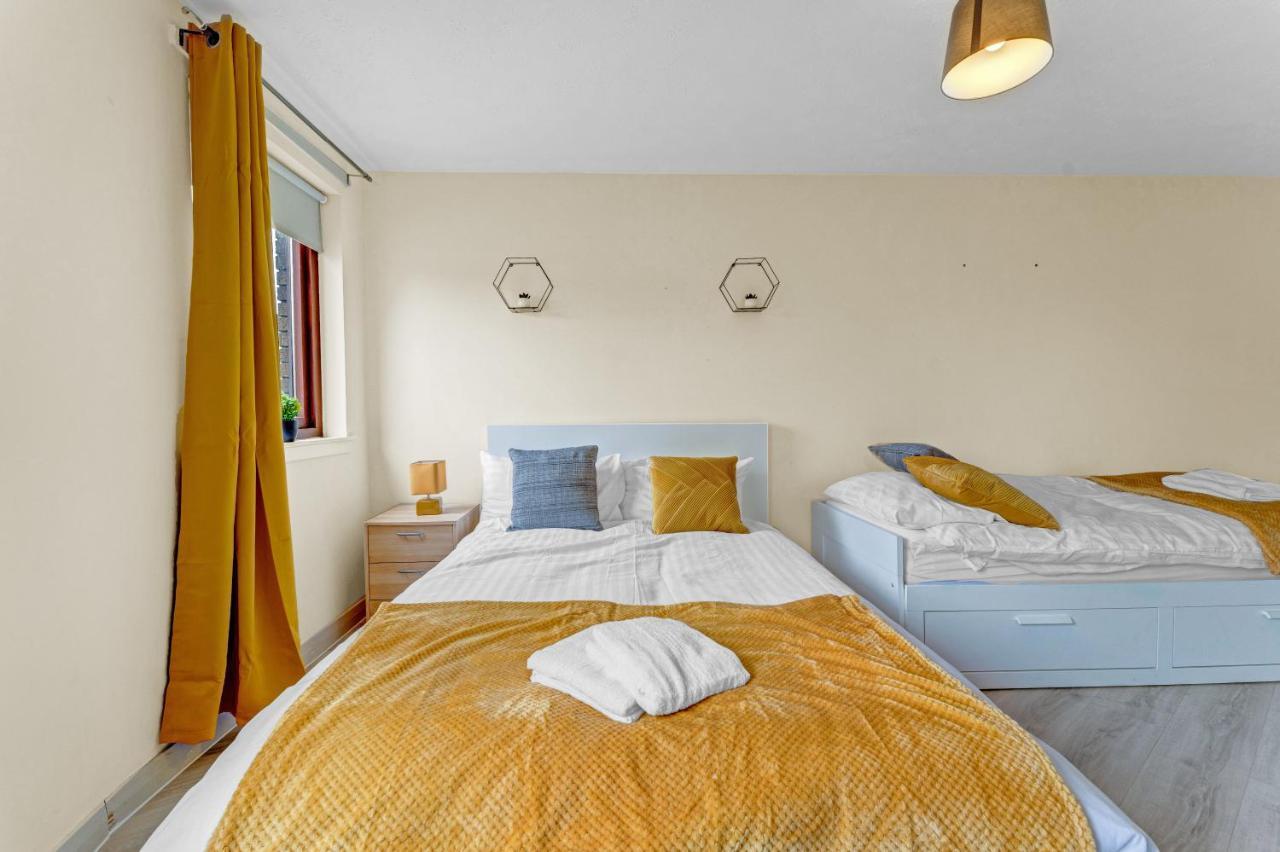 Modern & Spacious 3 Bedroom In Heart Of - Private Car Park On Site & Stunning Views Of Arthur Seat - Sleeps 10 *
