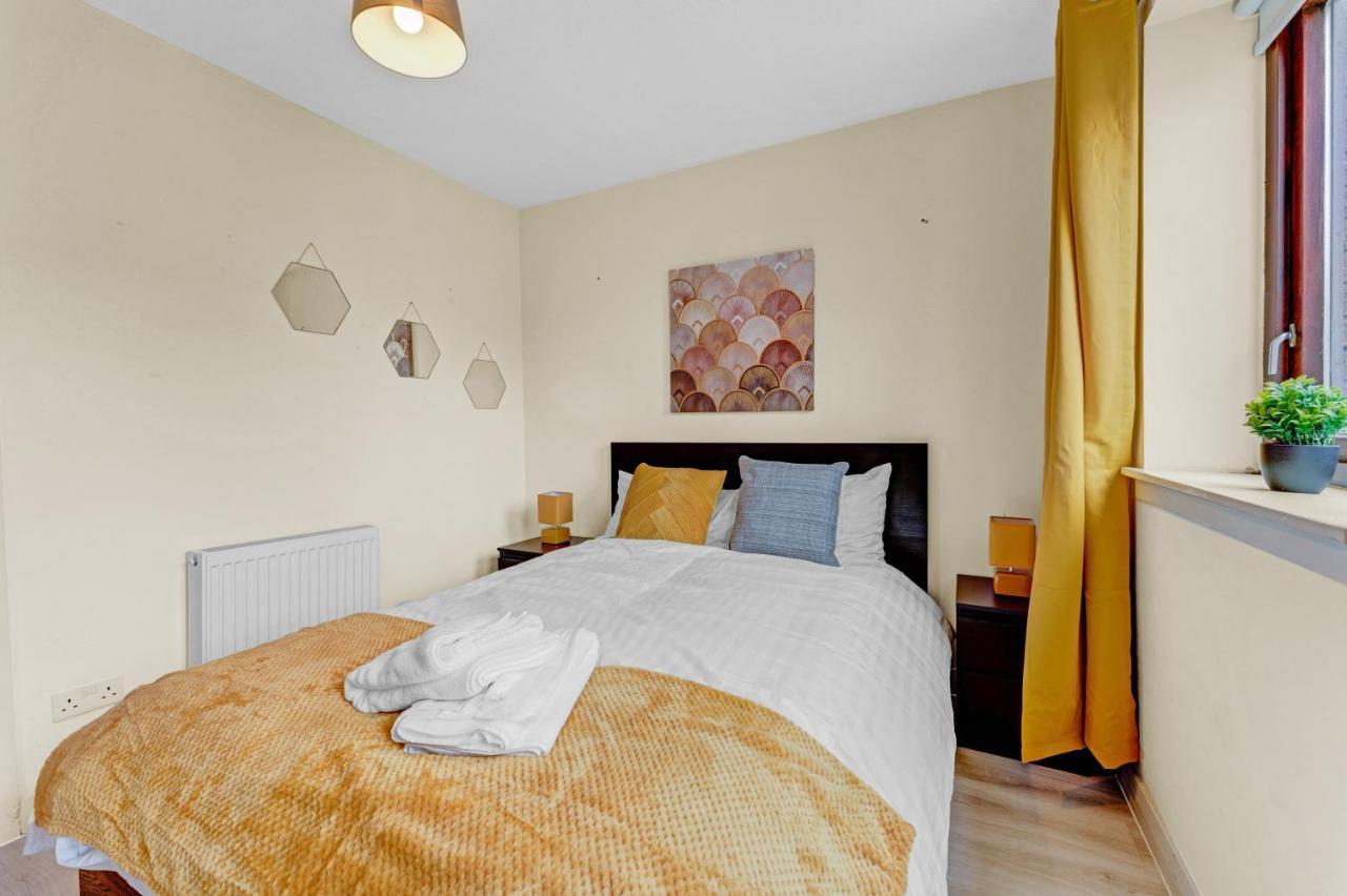 Modern & Spacious 3 Bedroom In Heart Of - Private Car Park On Site & Stunning Views Of Arthur Seat - Sleeps 10