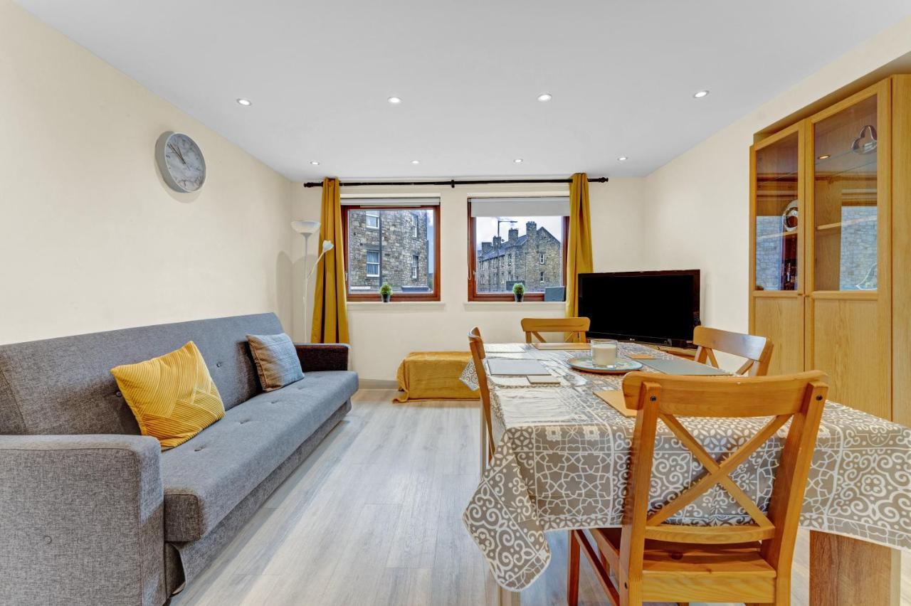 Modern & Spacious 3 Bedroom In Heart Of - Private Car Park On Site & Stunning Views Of Arthur Seat - Sleeps 10 *