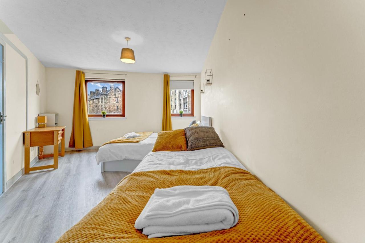 Apartment Modern & Spacious 3 Bedroom In Heart Of - Private Car Park On Site & Stunning Views Of Arthur Seat - Sleeps 10