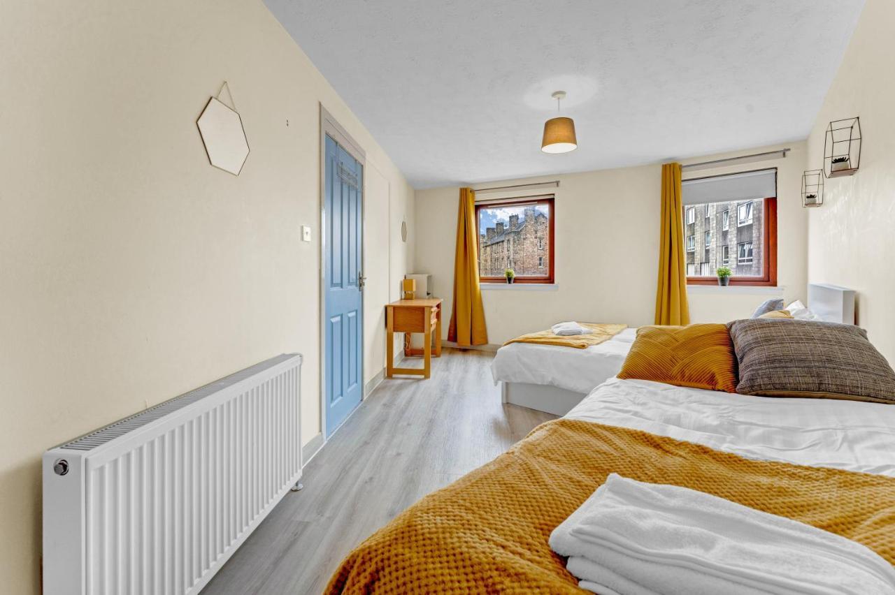 Modern & Spacious 3 Bedroom In Heart Of - Private Car Park On Site & Stunning Views Of Arthur Seat - Sleeps 10