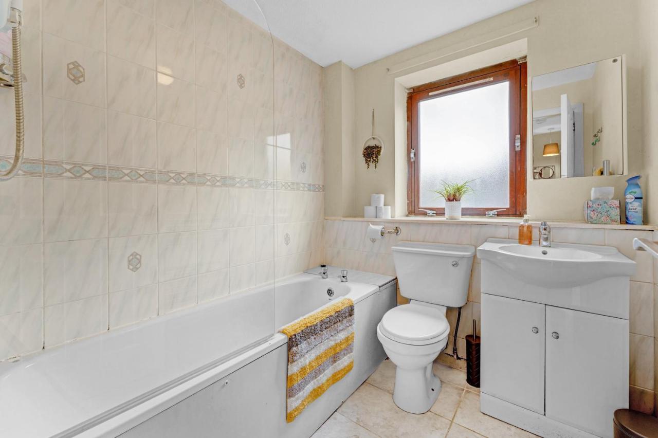 Apartment Modern & Spacious 3 Bedroom In Heart Of - Private Car Park On Site & Stunning Views Of Arthur Seat - Sleeps 10