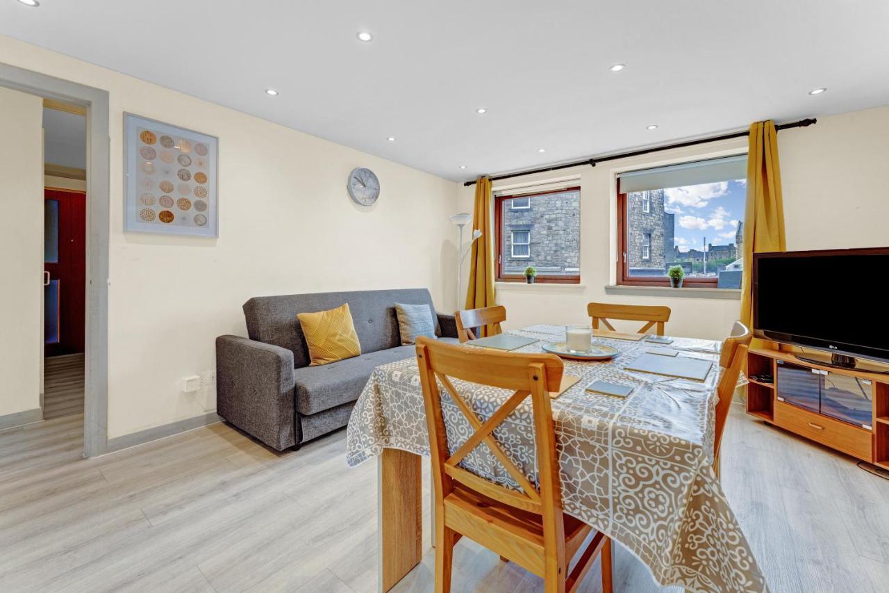 Apartment Modern & Spacious 3 Bedroom In Heart Of - Private Car Park On Site & Stunning Views Of Arthur Seat - Sleeps 10 Edinburgh