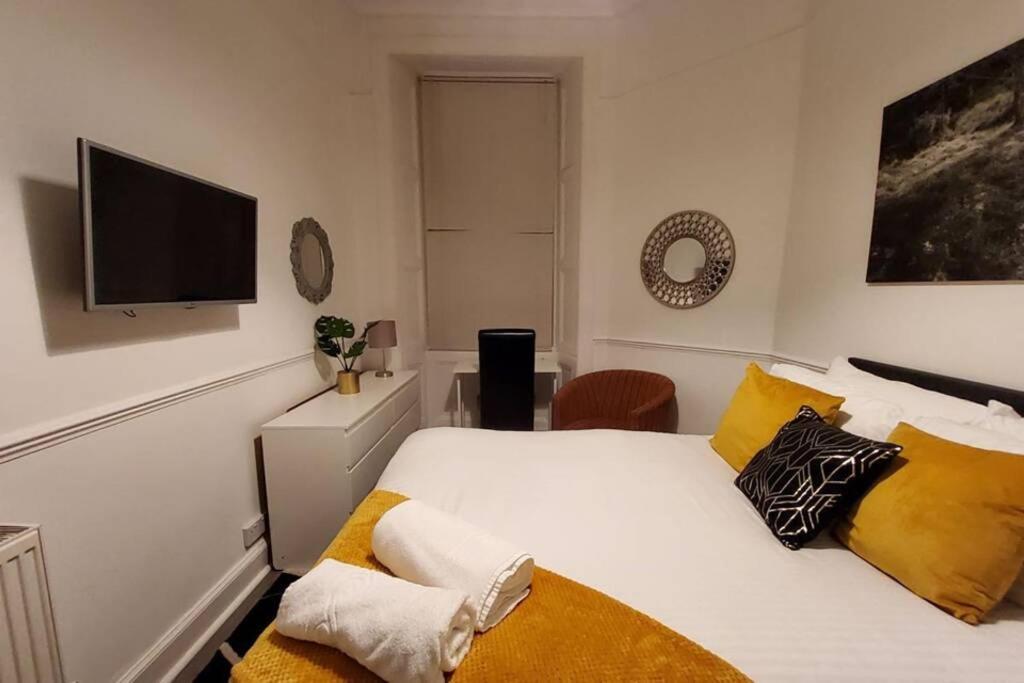 Leith Spectacular By Sensational Short Lets & Serviced With 6 Separate Beds & 2 Baths Edinburgh