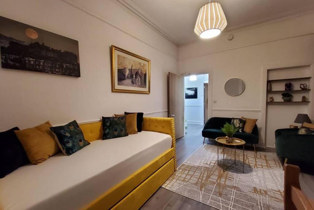 Leith Spectacular By Sensational Short Lets & Serviced With 6 Separate Beds & 2 Baths Apartment