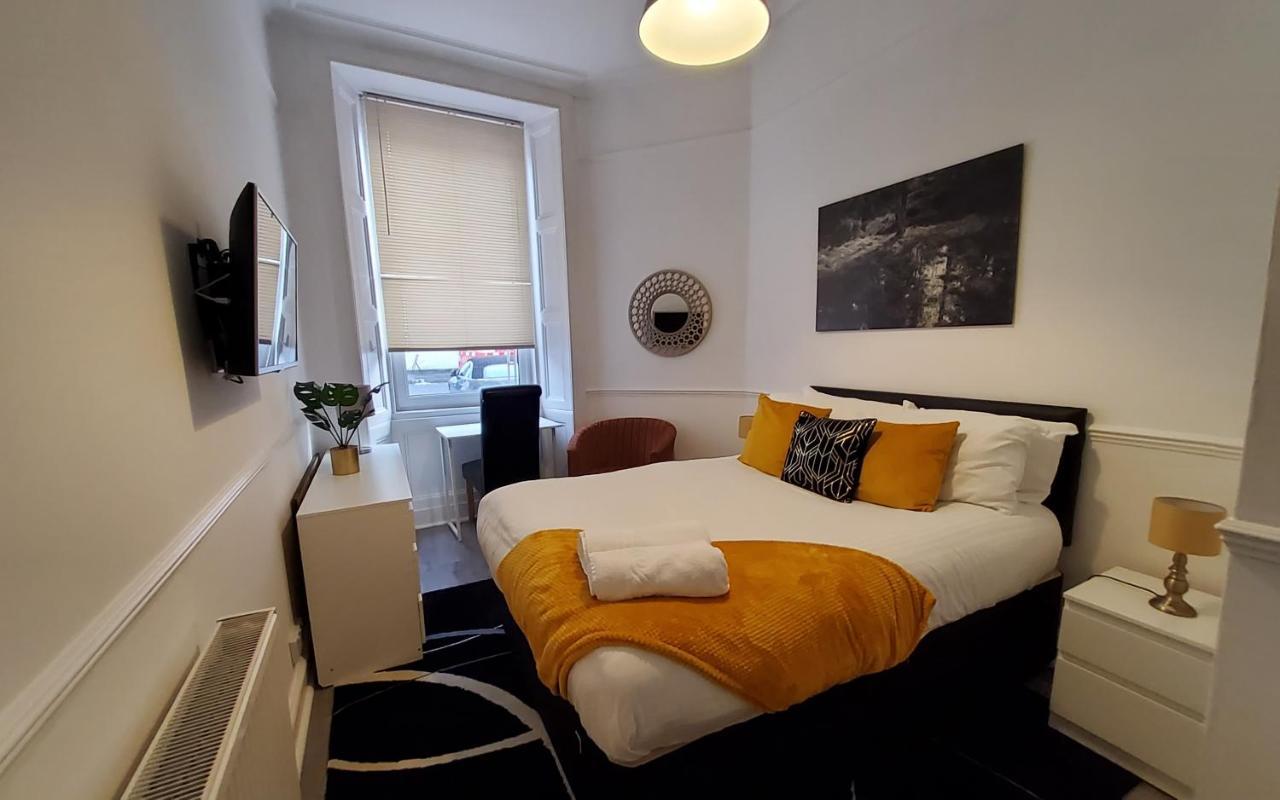 Leith Spectacular By Sensational Short Lets & Serviced With 6 Separate Beds & 2 Baths Apartment *