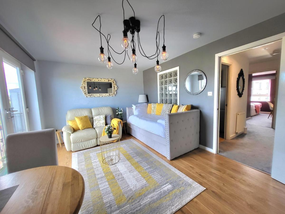 Apartment 4 Separate Beds, Sleeps 6, Beautiful 2 Bed *