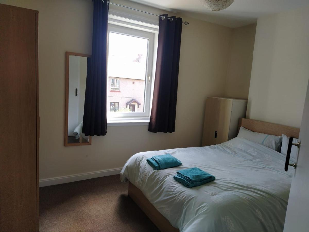 Self Catering 2 Bedroom Flat, Frequent Buses, 1-minute Walk To Bus Stop, 20 Minutes To City Center * Edinburgh
