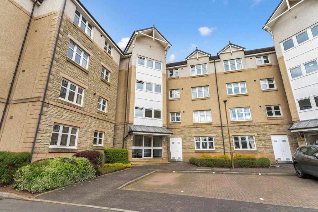Modern 1br Flat - Free Parking + Lift Apartment