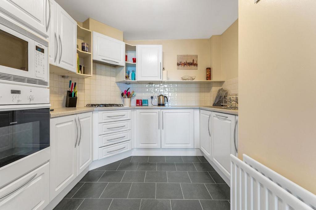 Apartment Modern 1br Flat - Free Parking + Lift