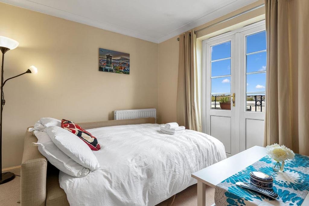 Modern 1br Flat - Free Parking + Lift Apartment