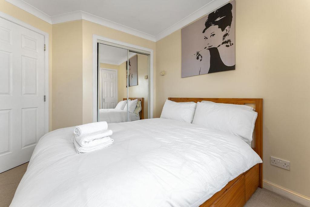 Modern 1br Flat - Free Parking + Lift Apartment
