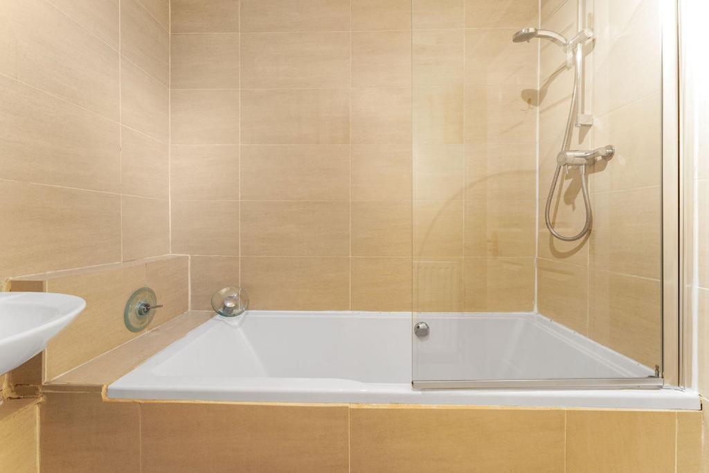 Modern 1br Flat - Free Parking + Lift Apartment Edinburgh