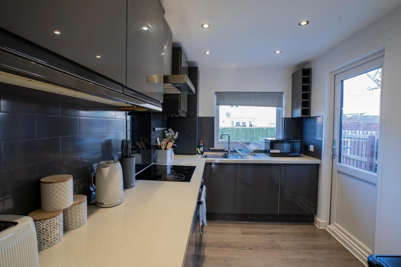 Apartment Spacious & Modern 3 Bedroom House - Free Parking - Front & Back Garden - Private Main Door Entrance