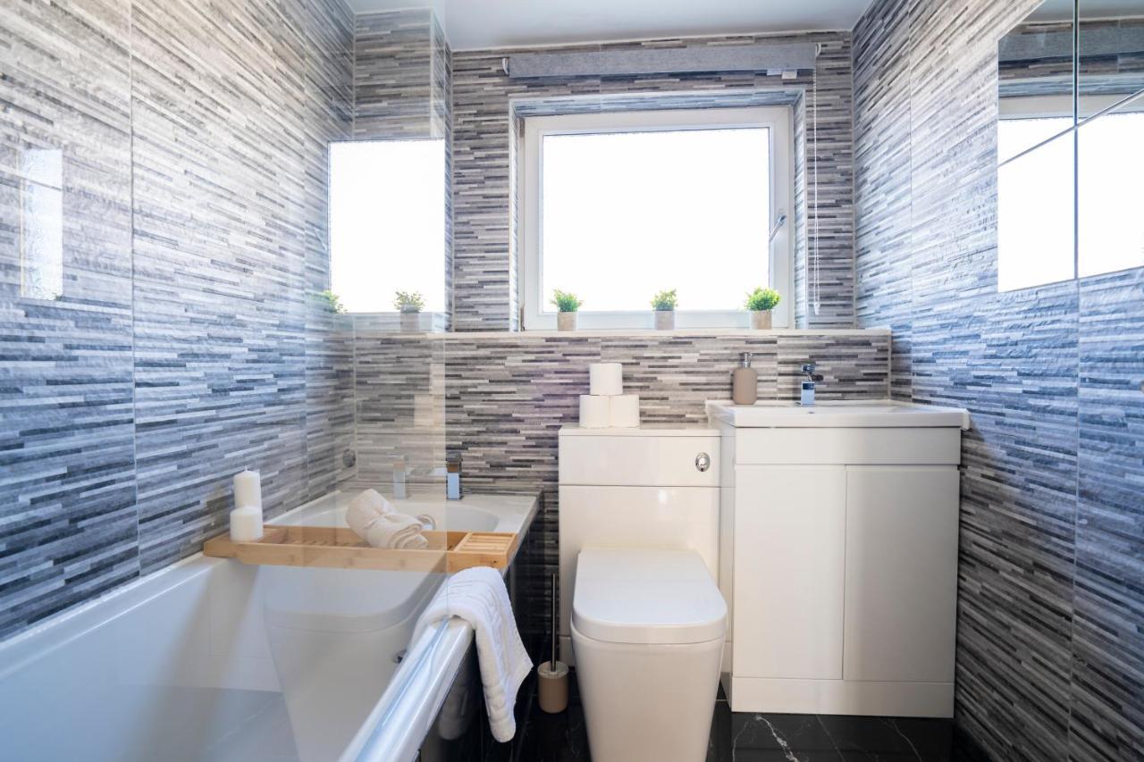 Spacious & Modern 3 Bedroom House - Free Parking - Front & Back Garden - Private Main Door Entrance * Edinburgh