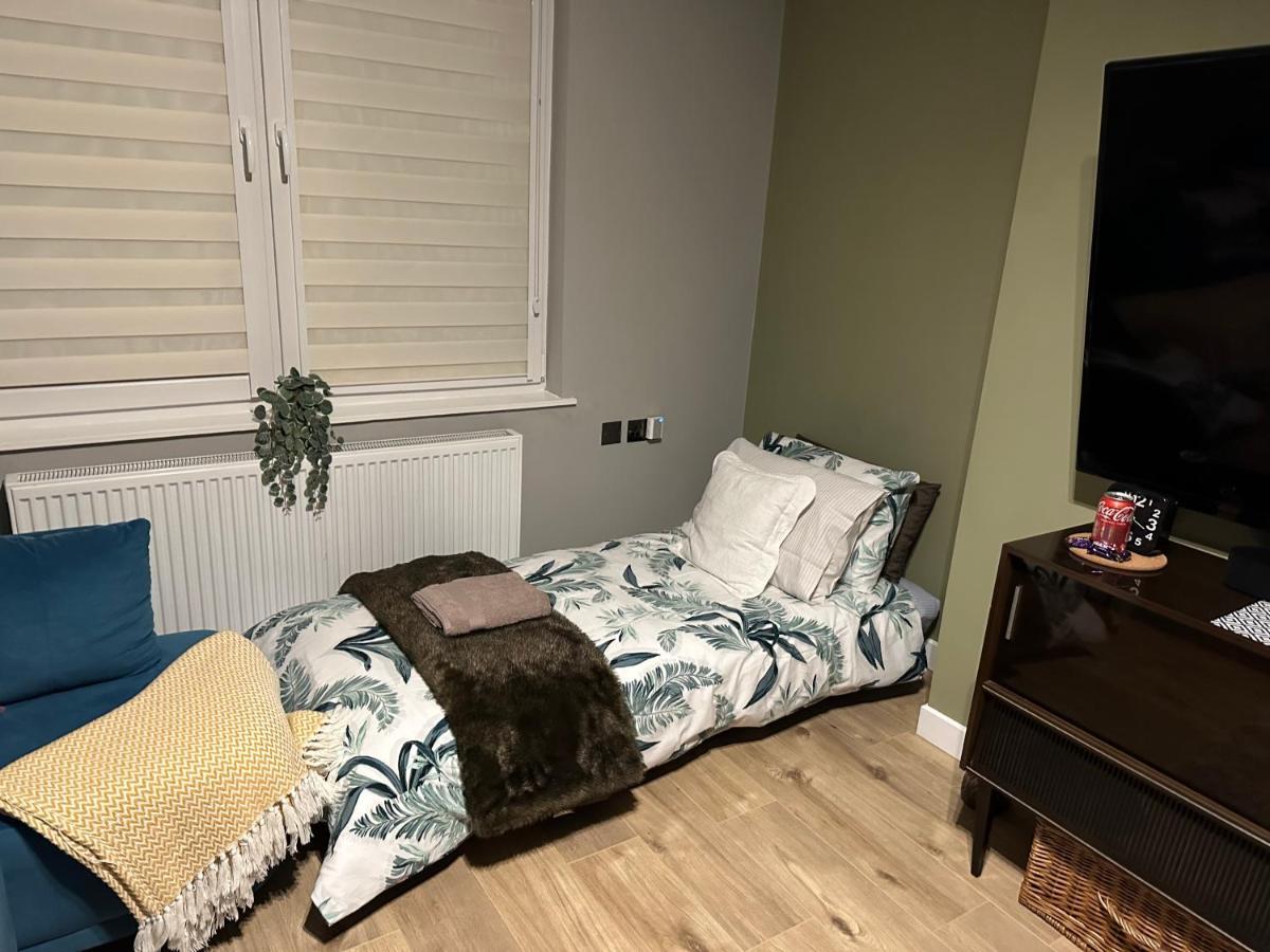 Lovely 3 Bed With Jacuzzi, Close To Airport, Driveway, Wifi Apartment EDI