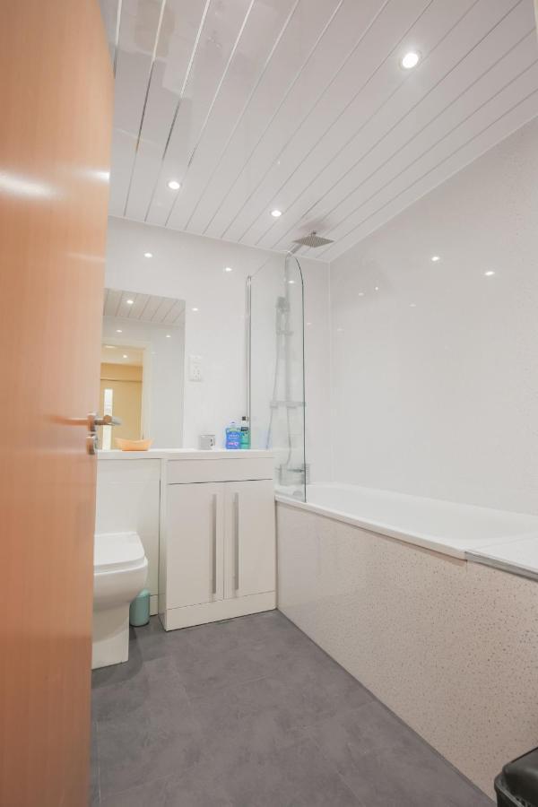 Stylish Modern Newly Built 15 Min From Centre Apartment Edinburgh