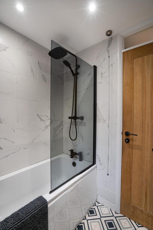 Modern 2bed Apartment-free Parking *