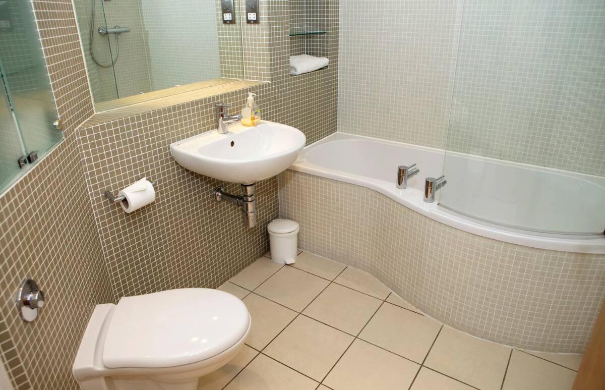 Joivy Inviting Flat With Parking In Canonmills Apartment *