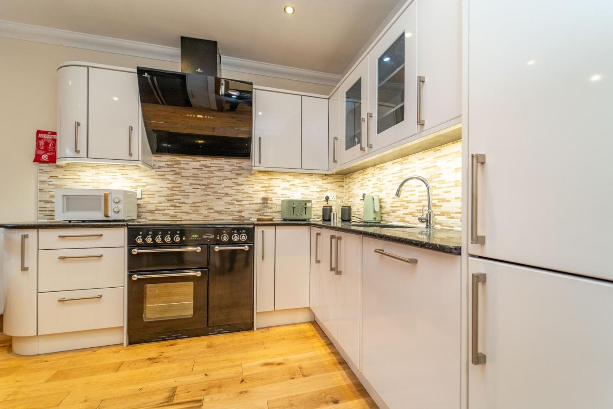 Spacious 3 Bed Townhouse With Parking Edinburgh