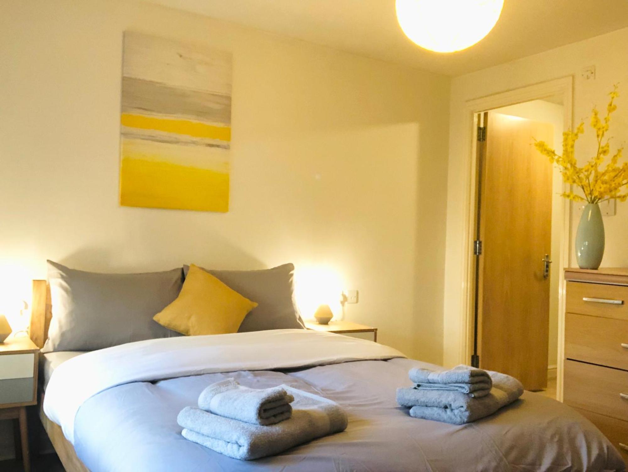Spacious Centre Flat Free Parking& Superfast Wifi Apartment