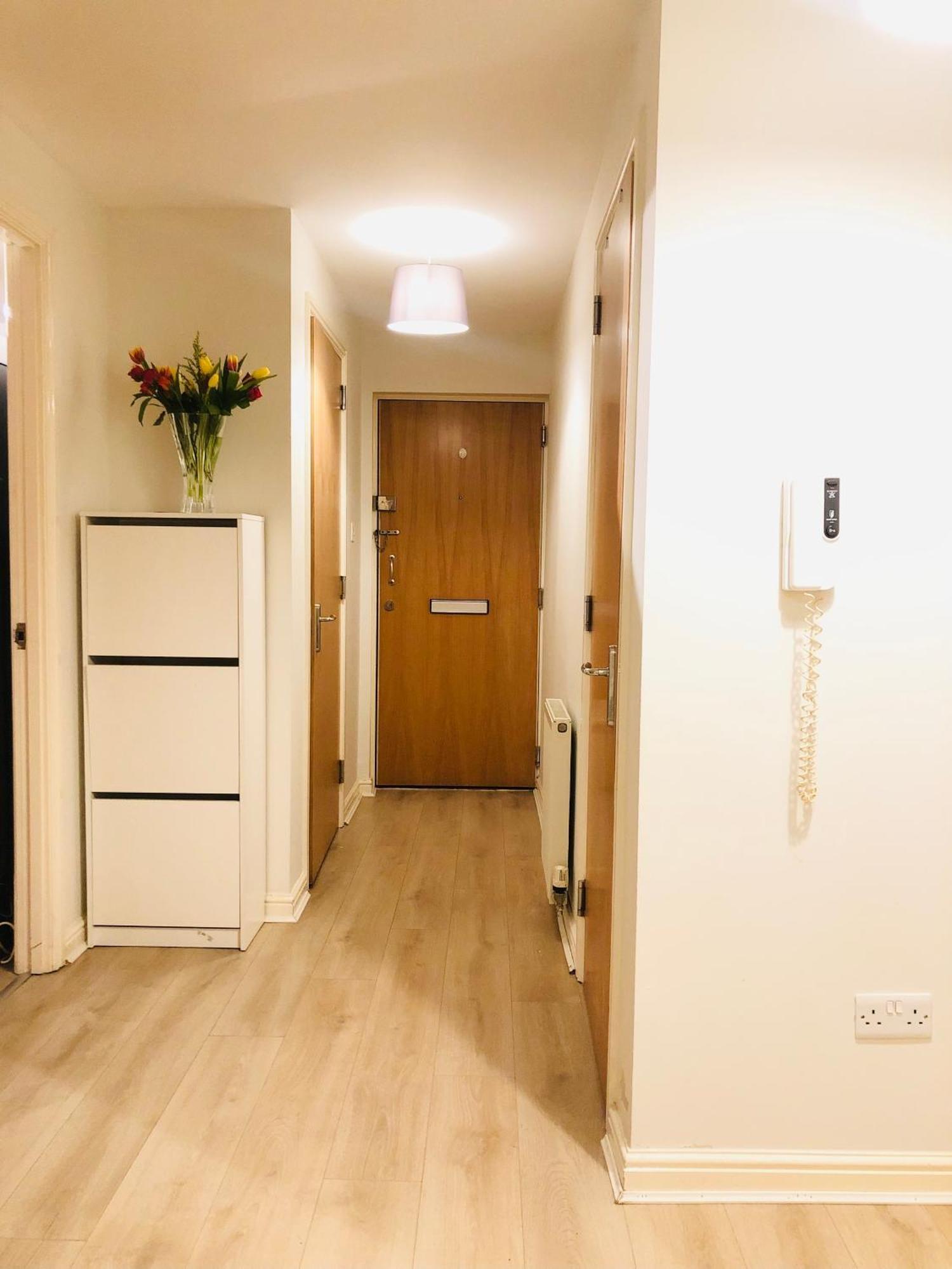 Spacious Centre Flat Free Parking& Superfast Wifi Apartment