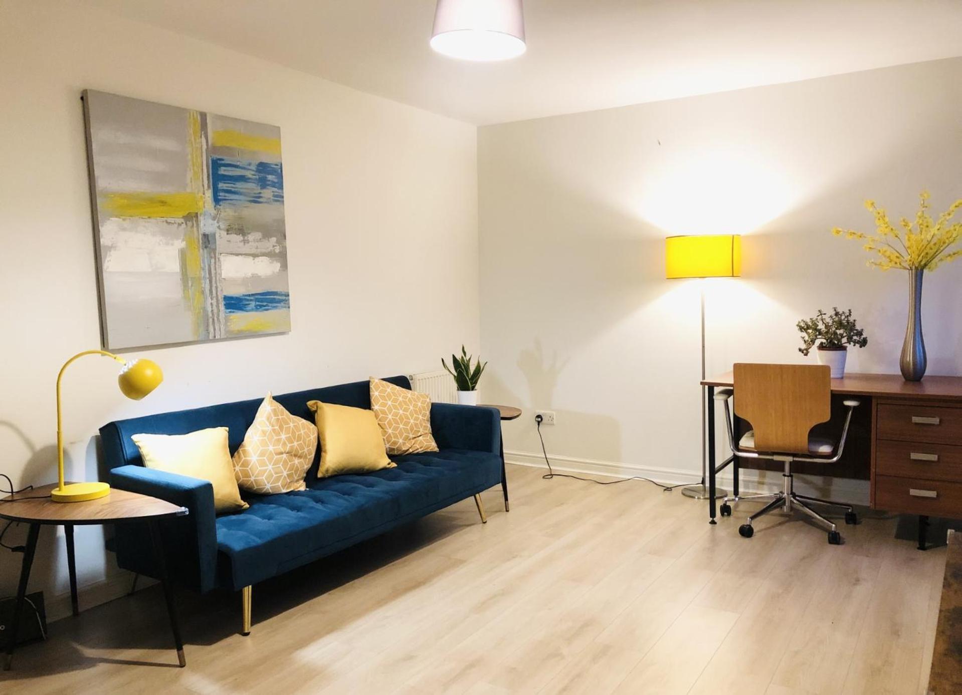 Spacious Centre Flat Free Parking& Superfast Wifi Apartment *