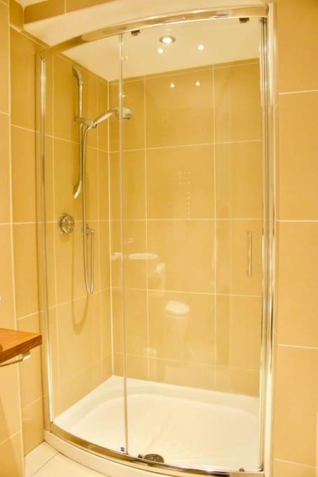 Apartment Arthur St - Spacious 3br House W Parking In Leith