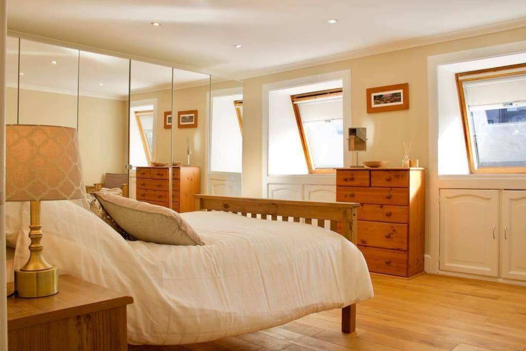 Arthur St - Spacious 3br House W Parking In Leith *