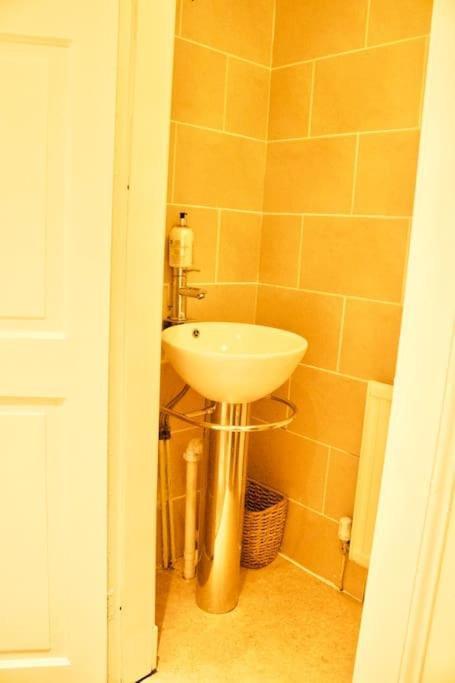 Arthur St - Spacious 3br House W Parking In Leith Apartment *