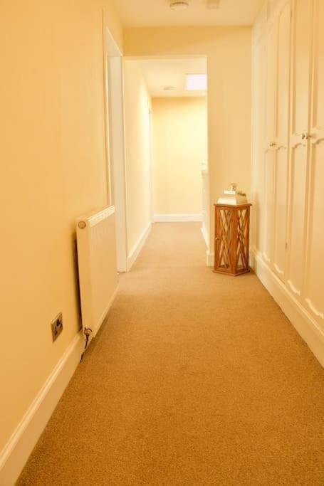 Arthur St - Spacious 3br House W Parking In Leith