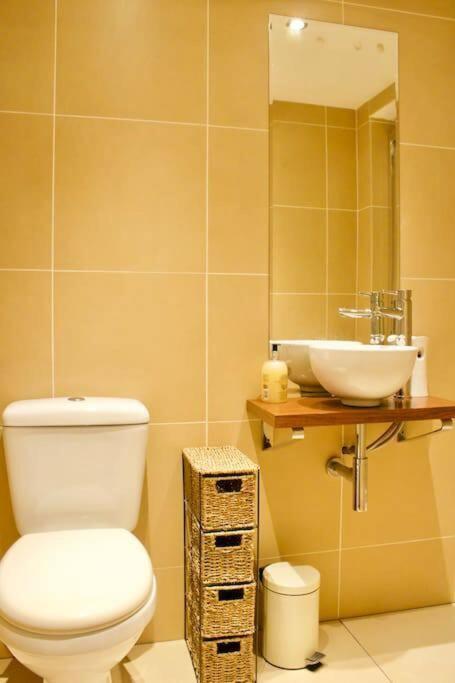 Arthur St - Spacious 3br House W Parking In Leith Apartment *