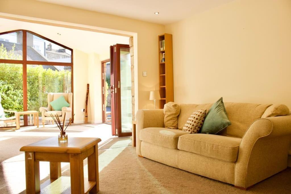 Arthur St - Spacious 3br House W Parking In Leith
