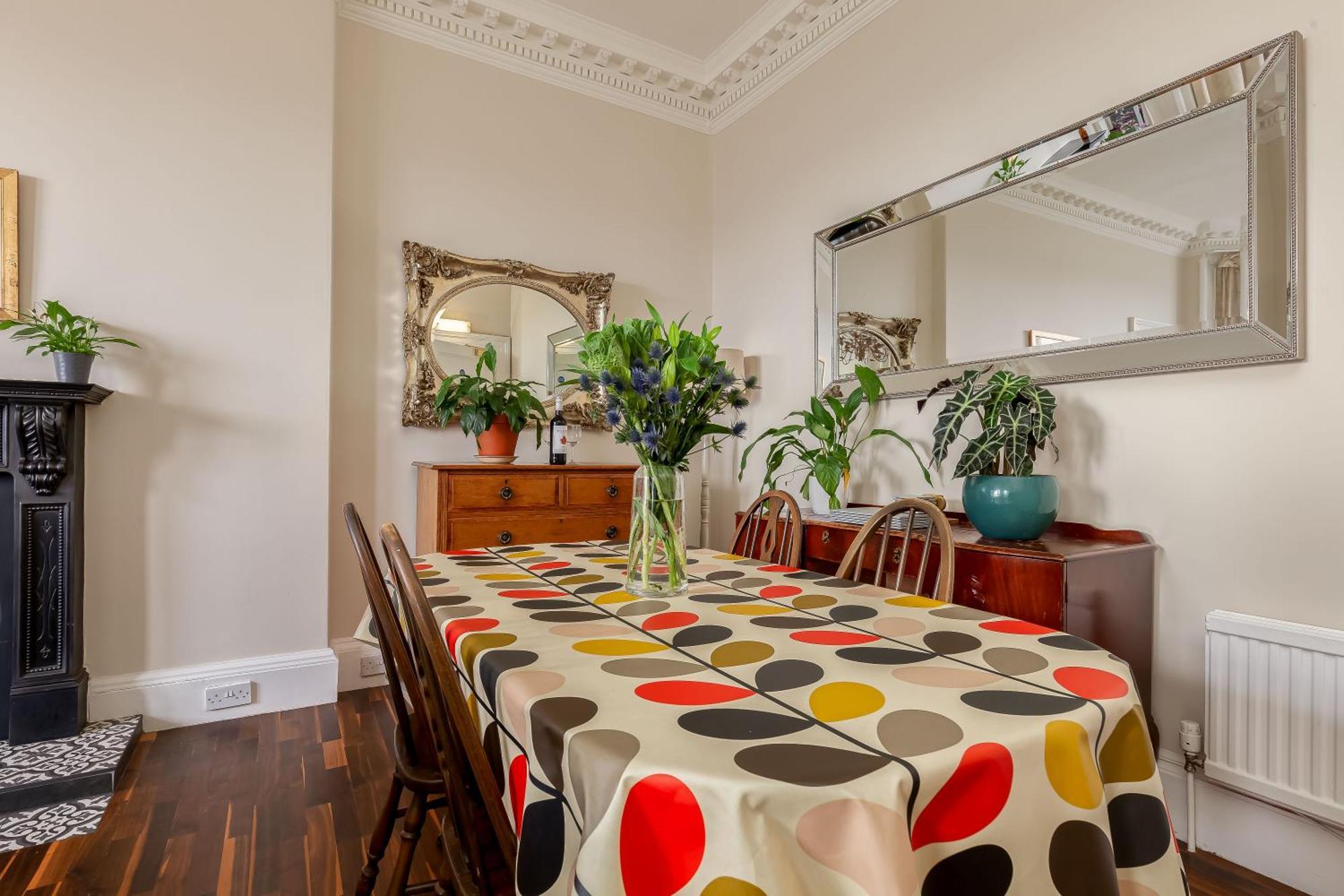Stylish Victorian Apartment's Close To The Botanical Gardens, Free Parking! Edinburgh
