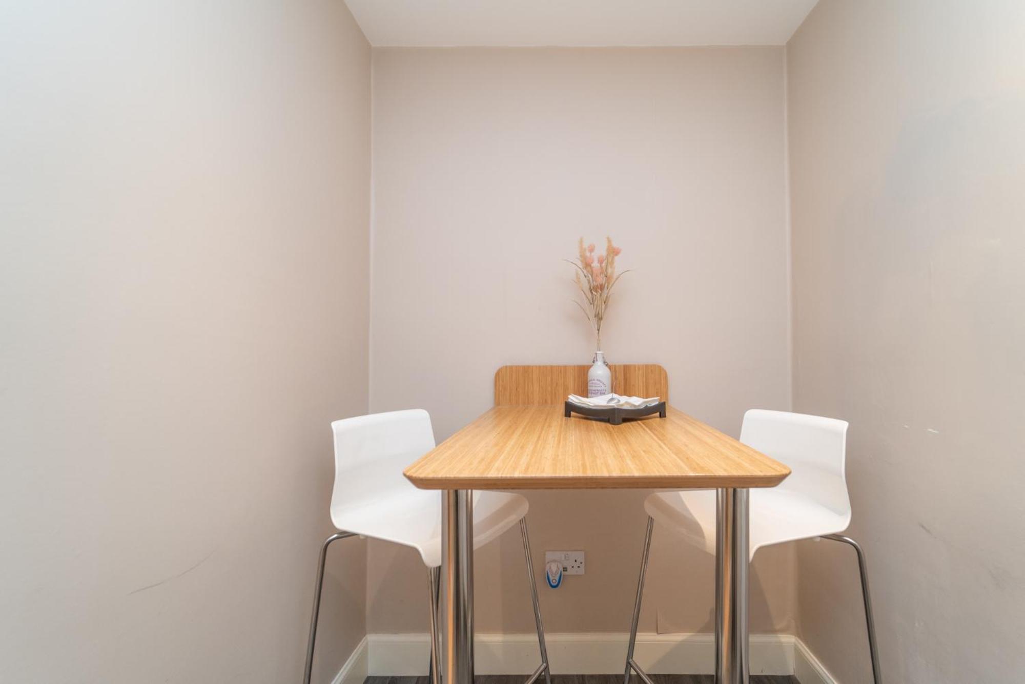 Beautiful Spacious Victorian Town House Apartment EDI