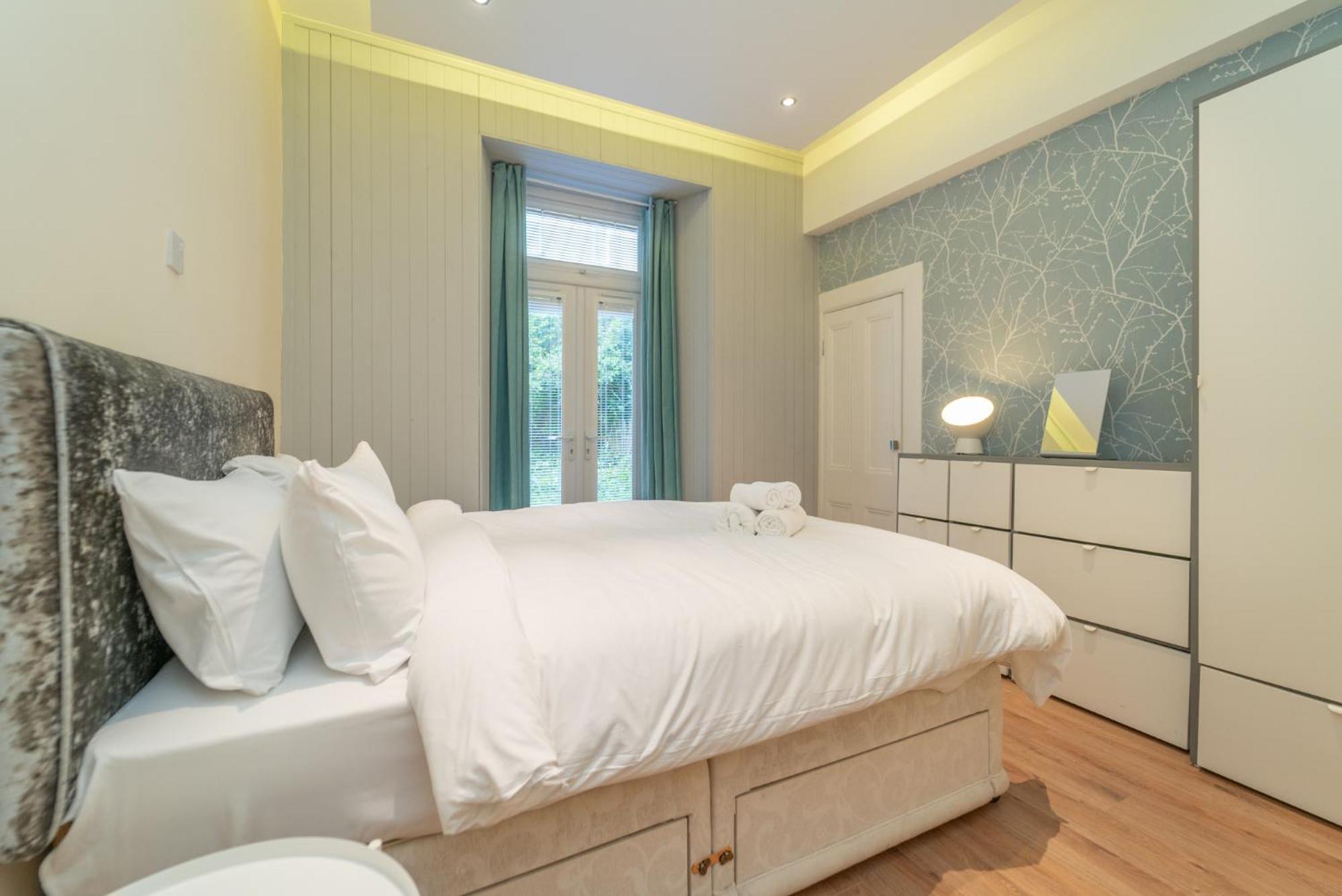 Beautiful Spacious Victorian Town House * EDI