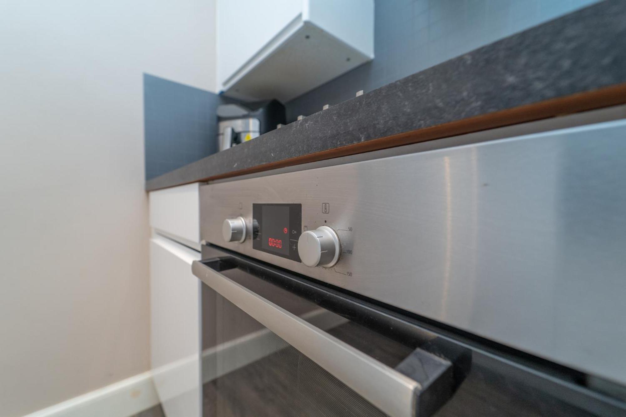 Beautiful Spacious Victorian Town House Apartment EDI
