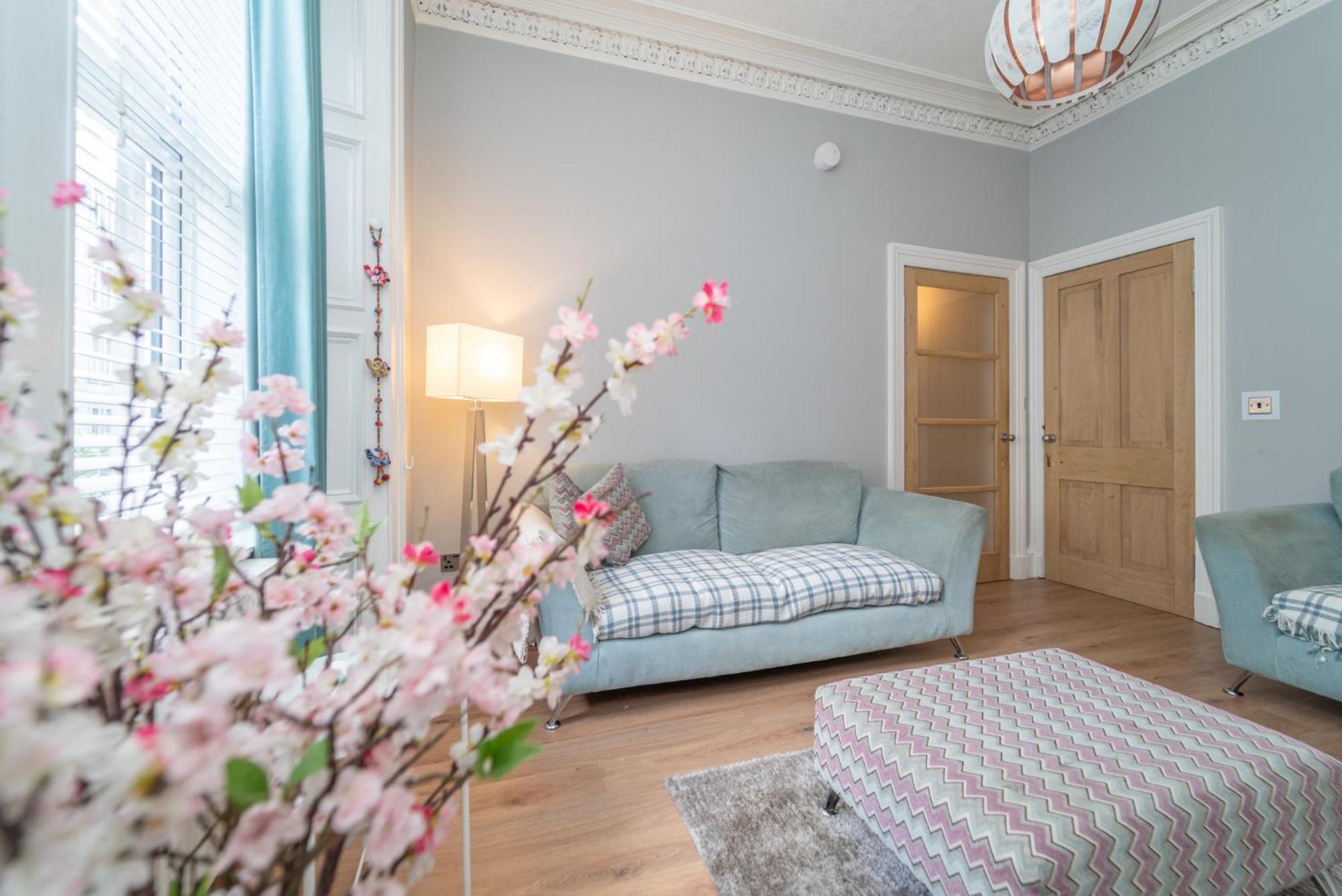 Beautiful Spacious Victorian Town House Apartment EDI