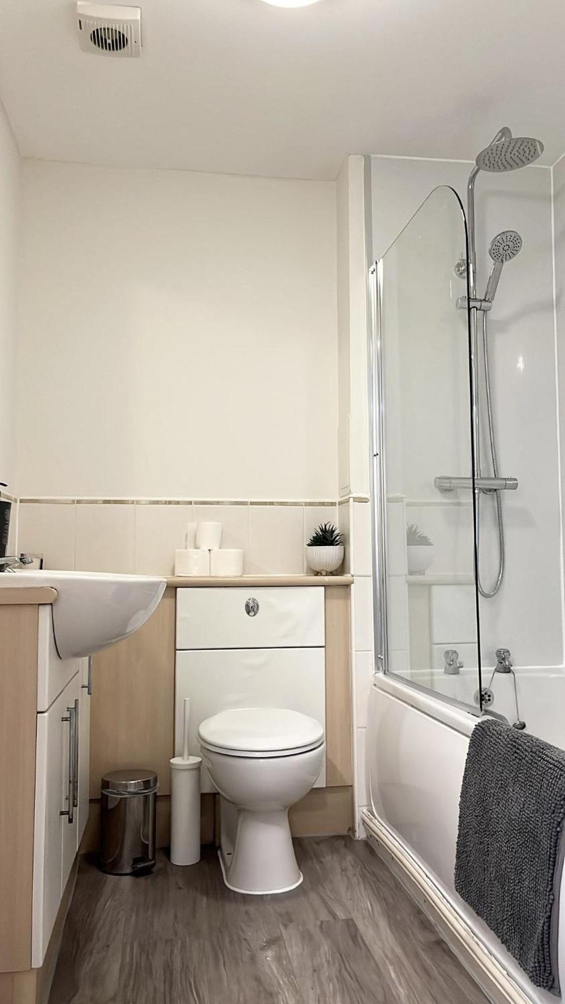 Spacious Centre Flat Free Parking& Superfast Wifi