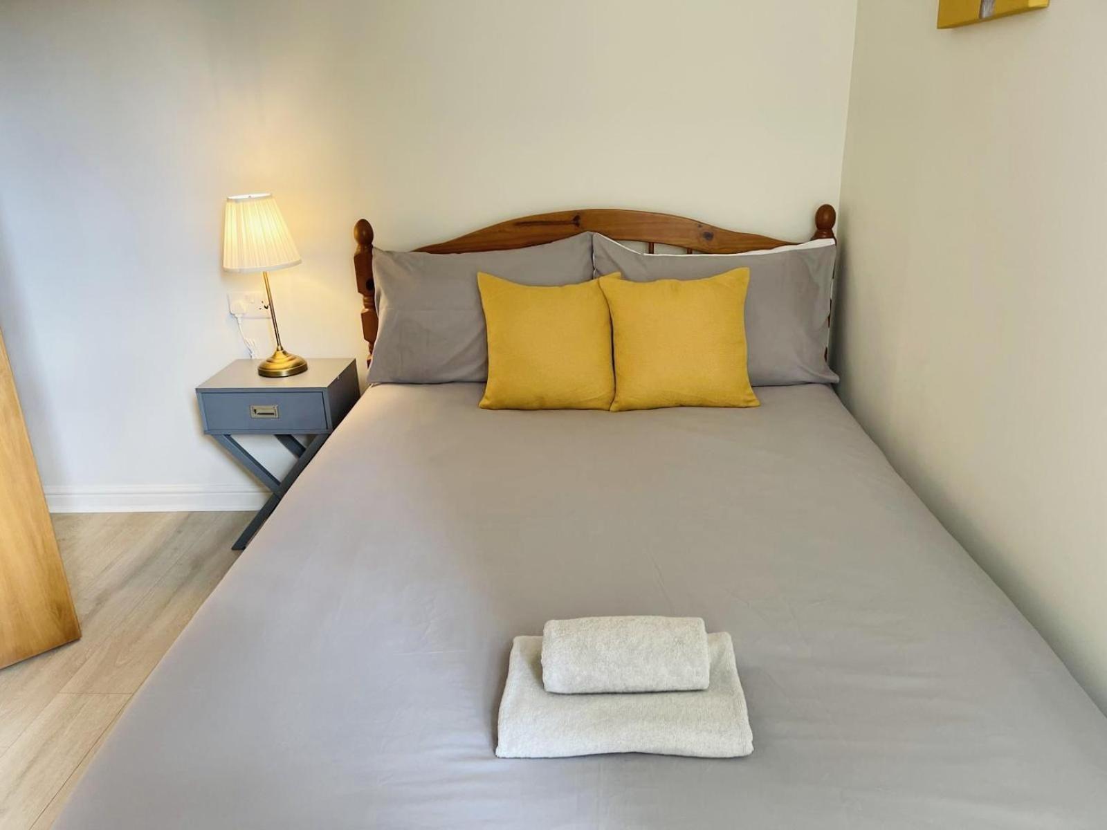 Spacious Centre Flat Free Parking& Superfast Wifi Apartment *
