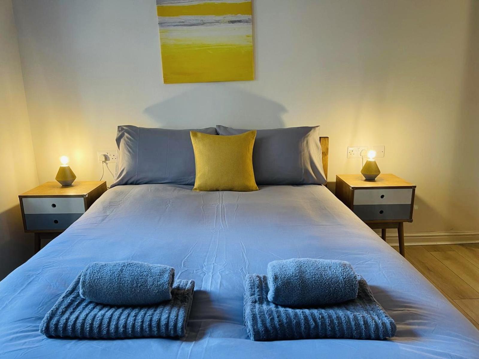 Spacious Centre Flat Free Parking& Superfast Wifi *