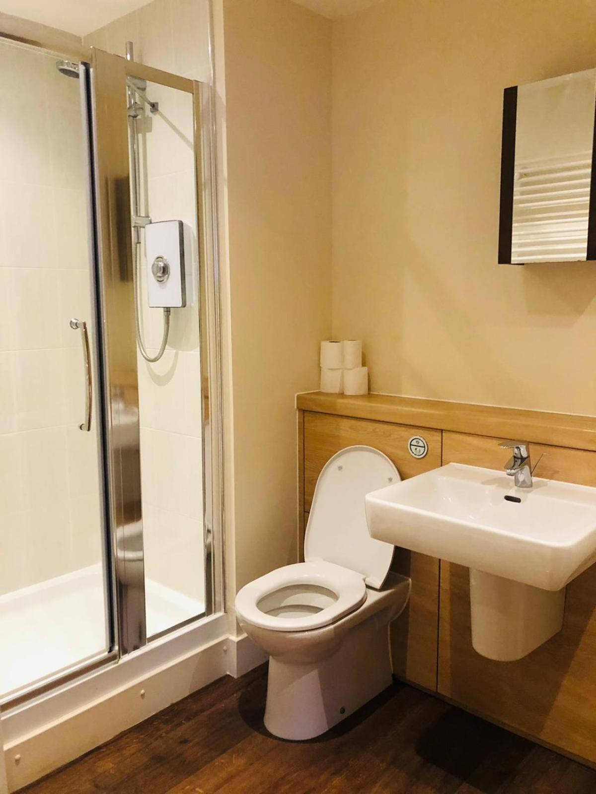 Stunning 2 Bedroom Flat In Apartment